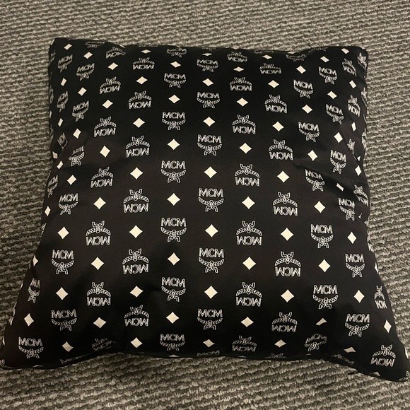 MCM PILLOWS (2) - Picture 2 of 8